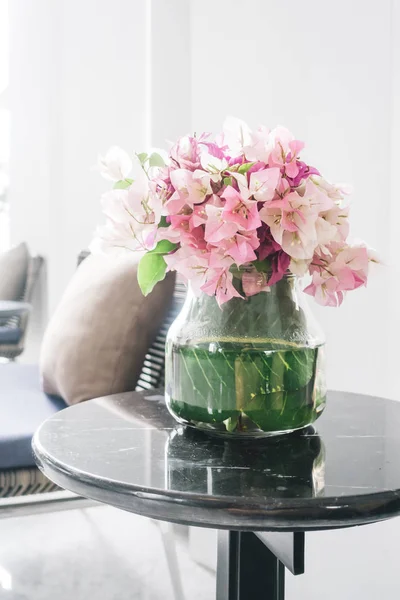 Florero en la mesa — Foto de Stock