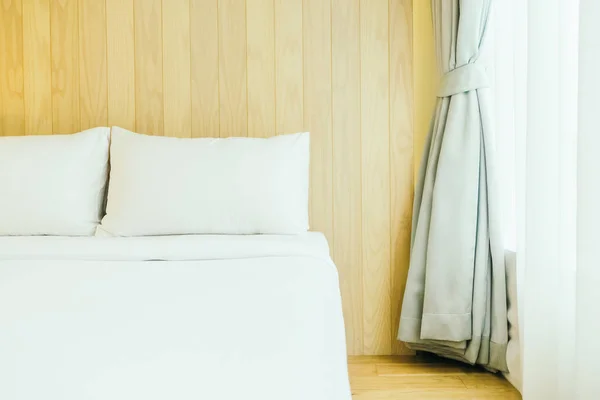 Pernă albă pe pat — Fotografie, imagine de stoc