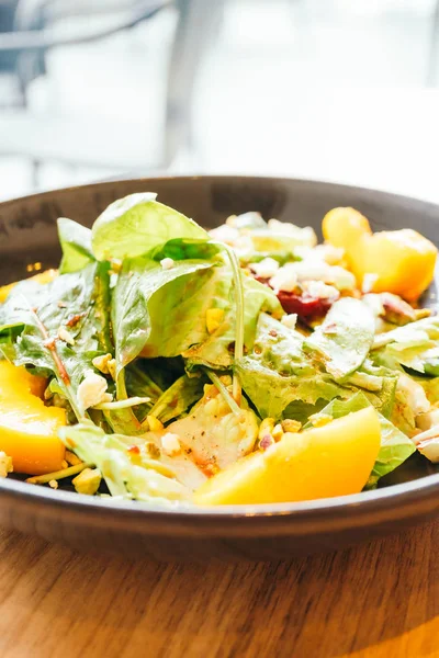 Pancar sebze salatası ile