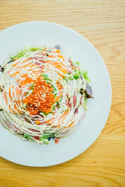 Deniz ürünleri sashimi salata