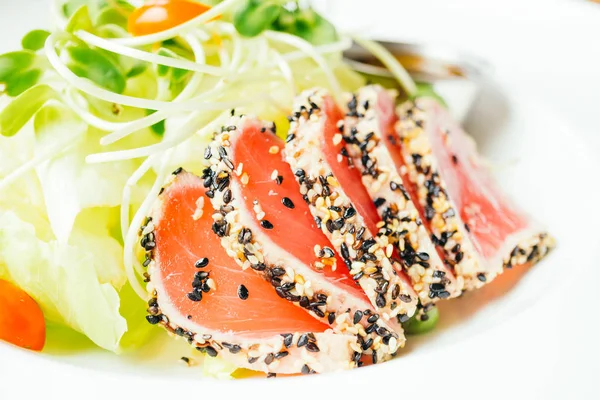 Salada de atum fresco em bruto — Fotografia de Stock