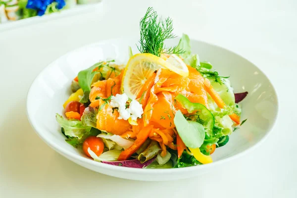 Ensalada de carne de salmón ahumado — Foto de Stock