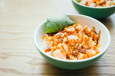 Sashimi pilav kasesi