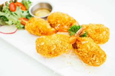 Derin kızarmış karides veya karides pasta