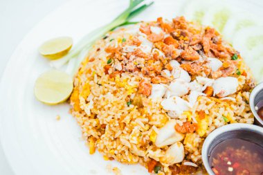 kızarmış pilav et ürünleri ile