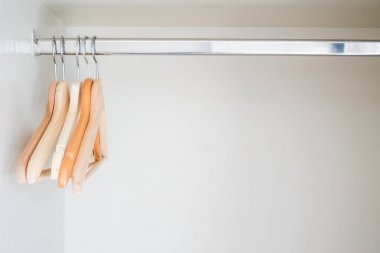 Boş elbise askısı