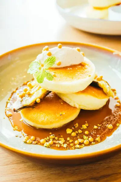 Panqueque de postre dulce con plátano y salsa dulce —  Fotos de Stock