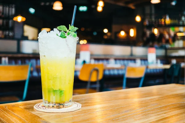Iced juice cocktail dricksglas — Stockfoto