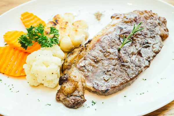 Grilovaný hovězí maso steak se zeleninou — Stock fotografie