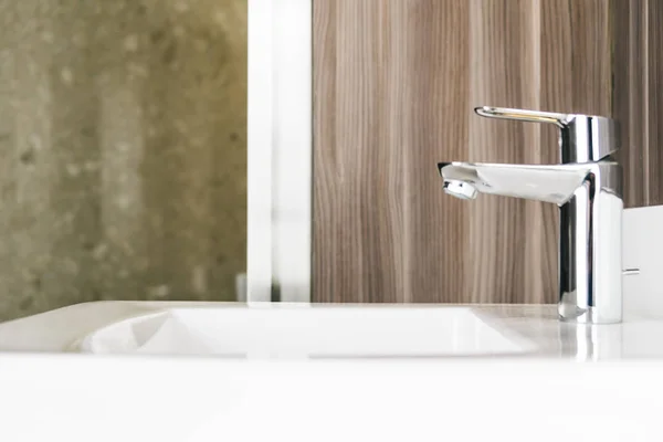 Bílé moderní umyvadlo a baterie v koupelně — Stock fotografie
