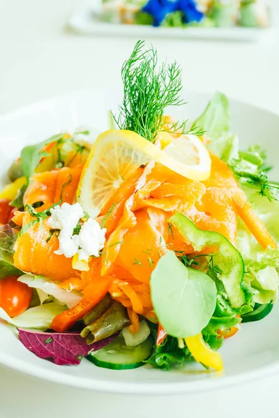 Salat mit geräuchertem Lachs — Stockfoto