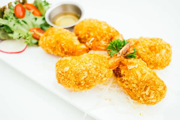 Derin kızarmış karides veya karides pasta