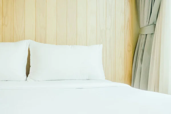 Bílý polštář na posteli — Stock fotografie