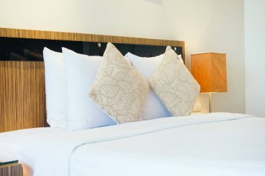 Işık lamba ile yatakta yastık