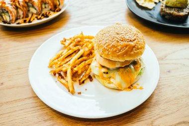 Hamburger ve patates kızartması