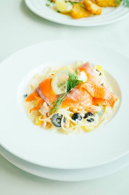 Somon et ve üstüne limon ile makarna veya spagetti krema sos