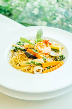 Baharatlı deniz mahsulleri spagetti veya beyaz tabak makarna