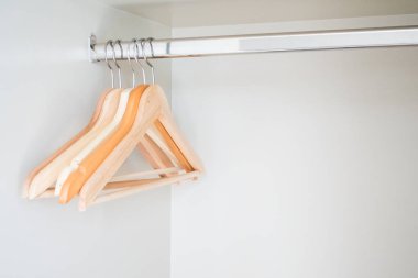 Boş elbise askısı 