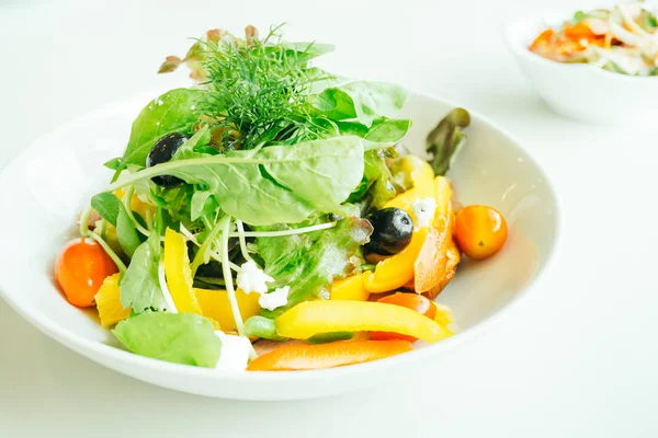 Peito de pato defumado com salada de legumes — Fotografia de Stock