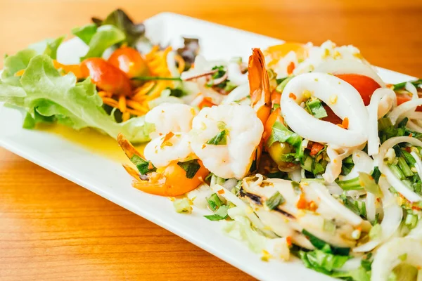 Ensalada mixta de mariscos picantes con estilo tailandés — Foto de Stock