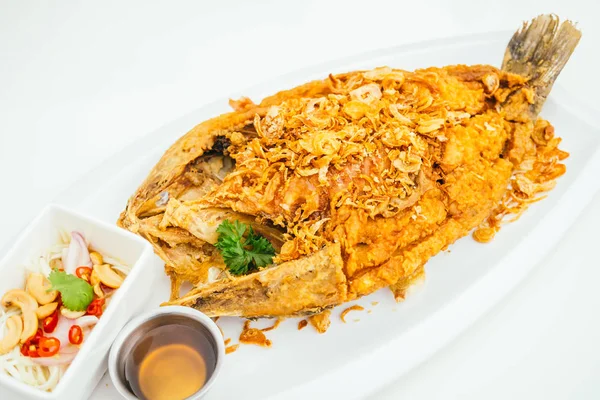 Kızarmış levrek et balık sosu ile