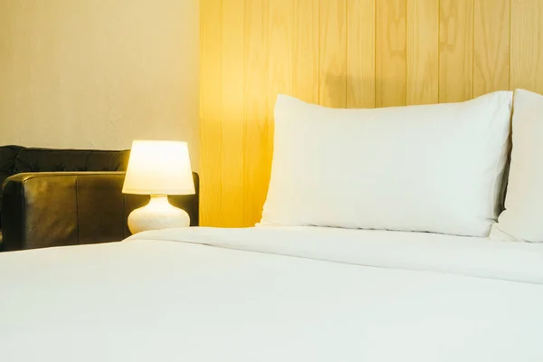 Biała poduszka na łóżku — Zdjęcie stockowe