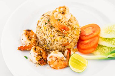 Kızarmış karidesli pilav
