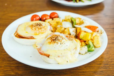 Sebze kahvaltı için yumurta benedict