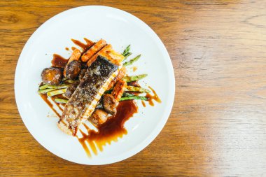 Sebzeli ızgara somon et bonfile