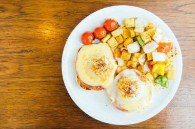 Sebze kahvaltı için yumurta benedict