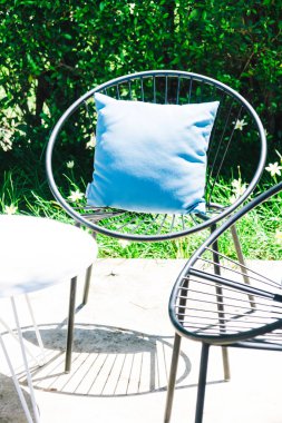 Yastık ile veranda sandalye ve masa ayarla