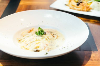 Spagetti carbonara beyaz plaka