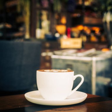 Restoran ve kafeterya masada beyaz fincan sıcak latte kahve