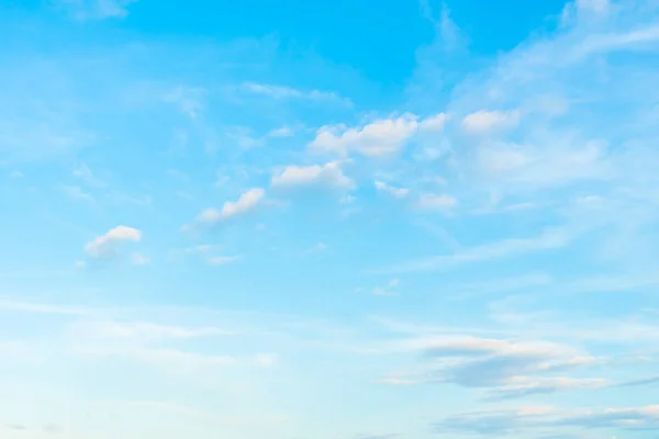 Witte wolk op blauwe lucht — Stockfoto