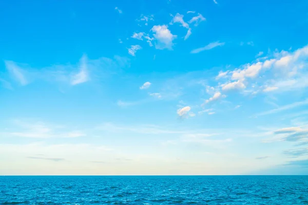 White cloud on blue sky with sea and ocean — Stock Photo, Image