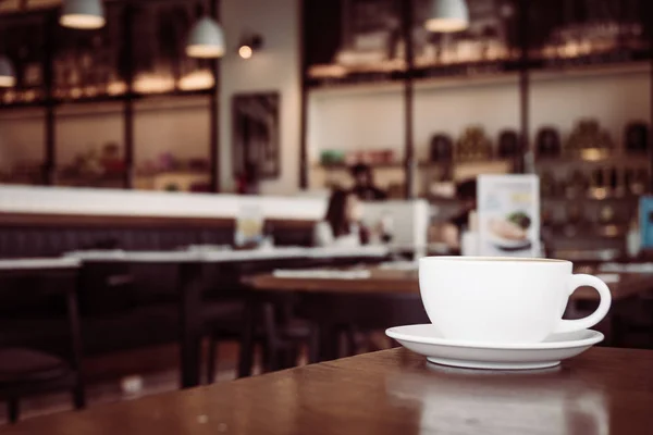 Restoran ve kafeterya masada beyaz fincan sıcak latte kahve — Stok fotoğraf