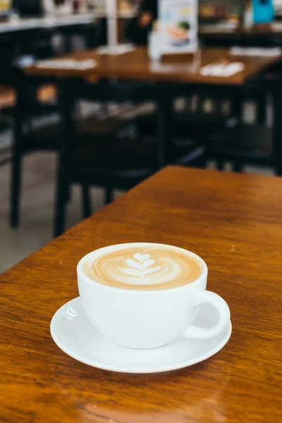 Café con leche caliente en taza blanca en la mesa en el restaurante y la cafetería — Foto de Stock