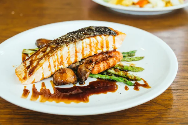 Bife de filé de carne de salmão grelhado com legumes — Fotografia de Stock