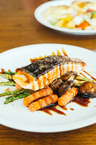 Sebzeli ızgara somon et bonfile