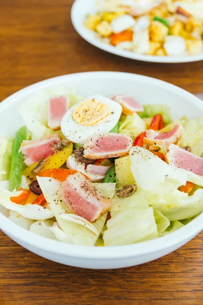 Tonfisk kött och ägg med grönsakssallad — Stockfoto