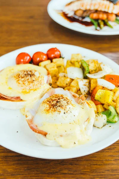 Sebze kahvaltı için yumurta benedict
