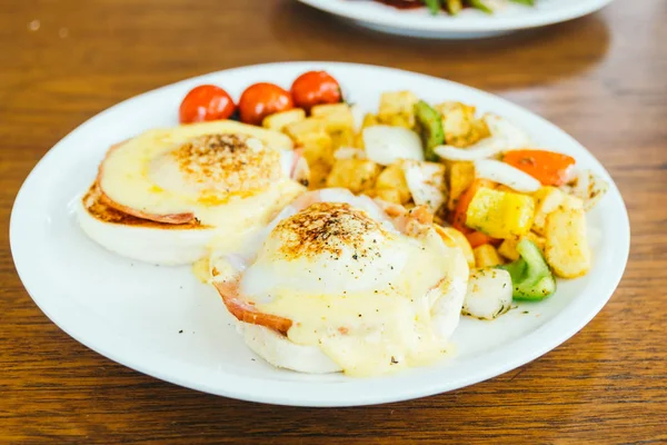 Egg benedict with vegetable for breakfast — Stock Photo, Image