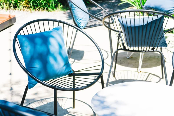 Patio met kussen op stoel en tafel set — Stockfoto