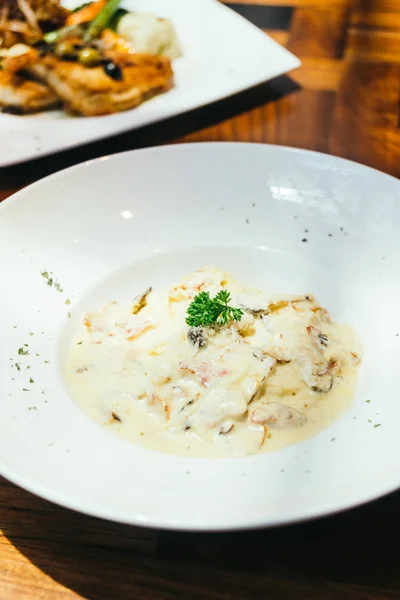 Espaguete Carbonara em placa branca — Fotografia de Stock