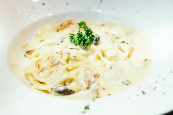 Espaguete Carbonara em placa branca — Fotografia de Stock