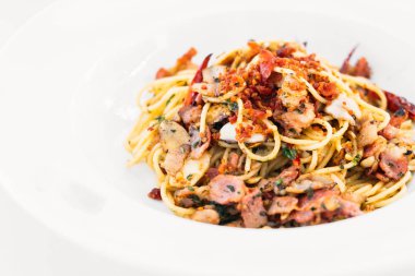 Spagetti pastırma sarımsak ile