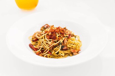 Spagetti pastırma sarımsak ile