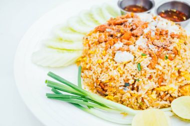 kızarmış pilav et ürünleri ile