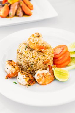 Kızarmış karidesli pilav