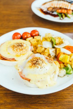 Sebze kahvaltı için yumurta benedict